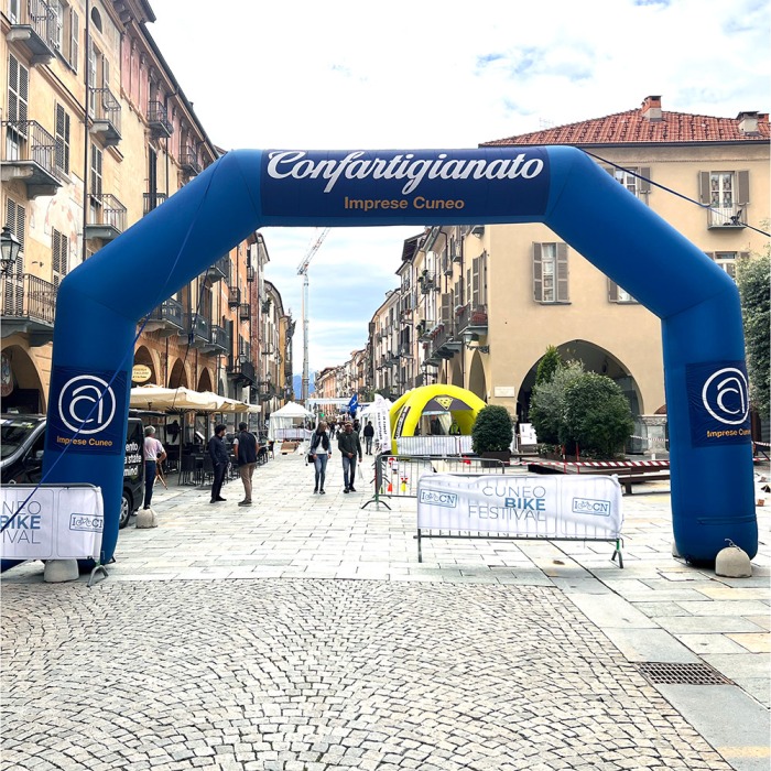 Inflatable event arch with changeable banners